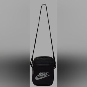 Nike HeritageCrossbody Bag (Small, 1L)